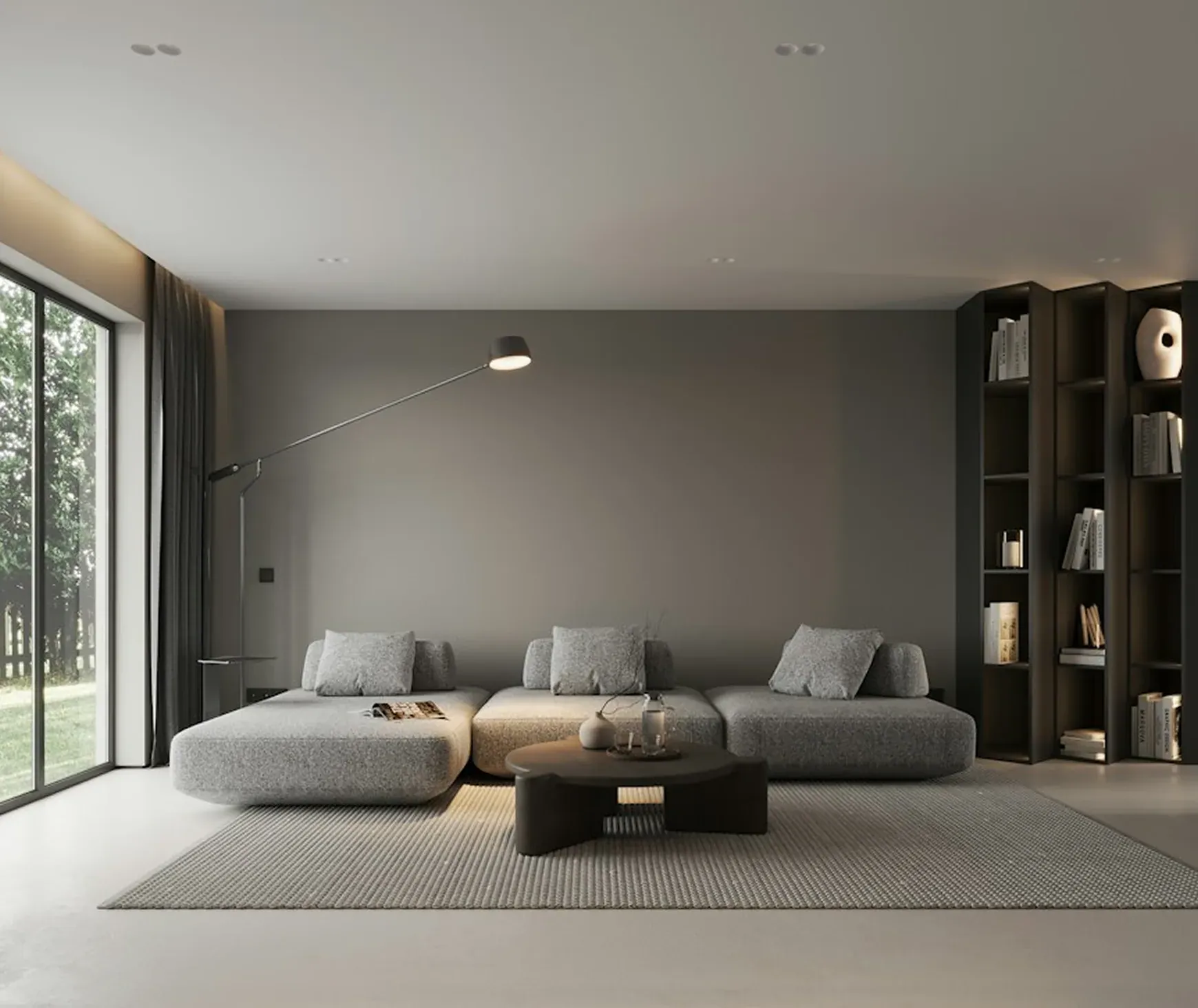 Soggiorno minimale dai toni beige con divano modulare e grande vetrata