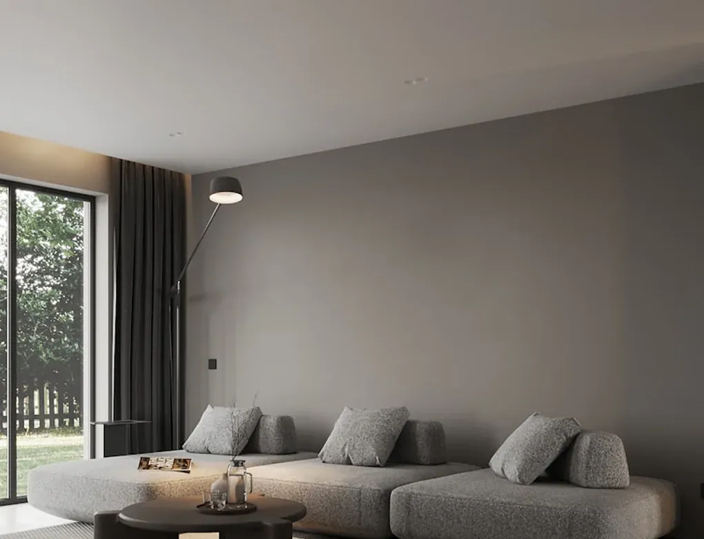 Divano grigio in un living contemporaneo con luce naturale